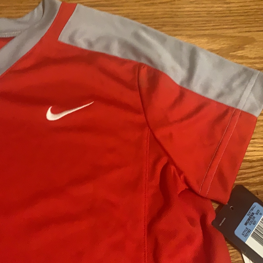 Nike women’s softball shirt - Picture 3 of 5